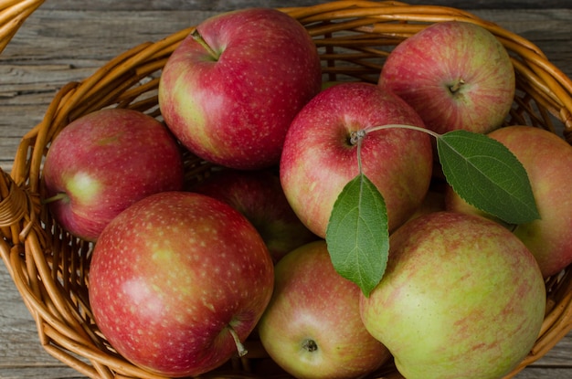 Manzanas rojas maduras en un primer plano de la cesta