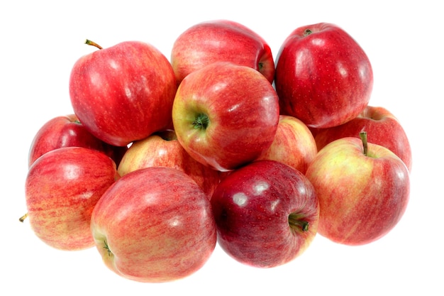 Manzanas rojas maduras sobre un fondo blanco.
