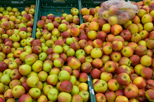 Manzanas rojas maduras en una tienda de comestibles