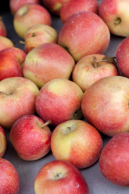 Manzanas rojas en el mercado ideal para fondos