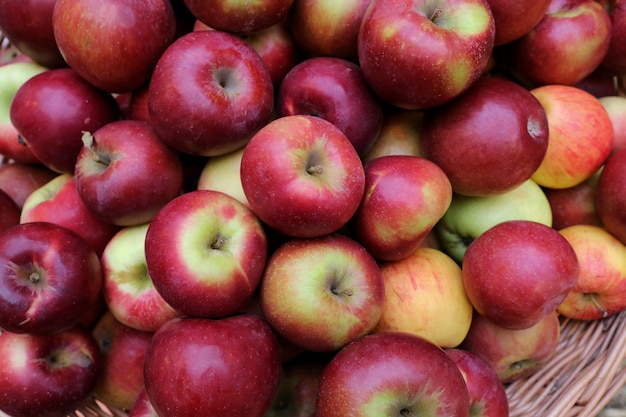 Manzanas rojas en el mercado. La manzana es una buena fruta para la salud. Concepto de alimentos y negocios.