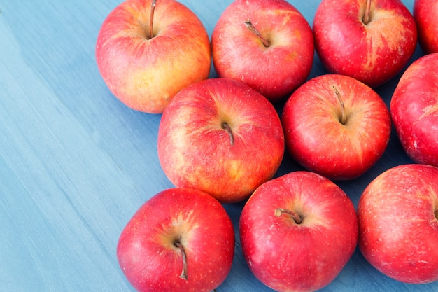 Manzanas rojas en una mesa azul