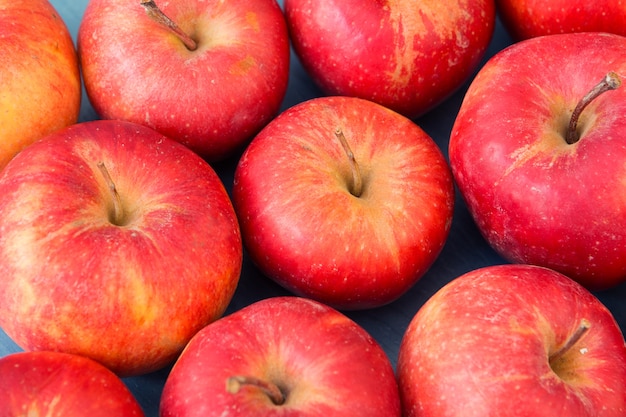 Manzanas rojas en una mesa azul