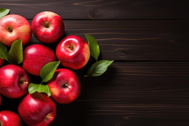 manzanas rojas en una mesa de madera oscura