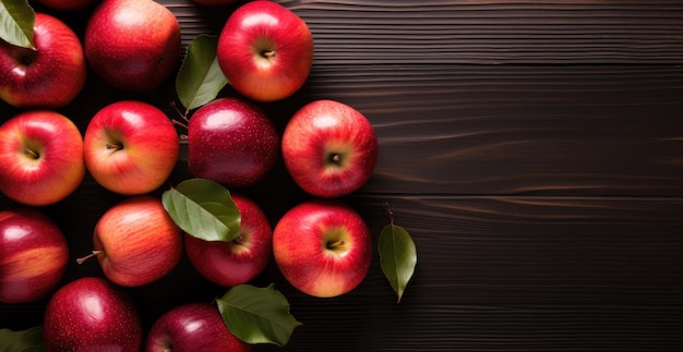 manzanas rojas en una mesa de madera oscura