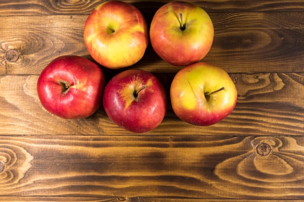 Manzanas rojas en la mesa de madera Vista superior espacio de copia