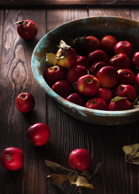 Manzanas rojas en una mesa de madera