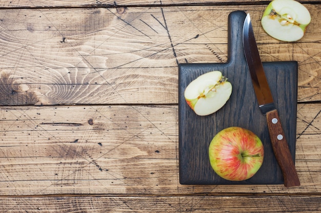 Manzanas rojas en una mesa de madera