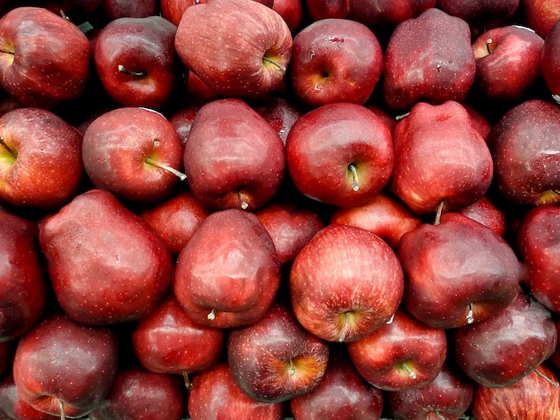 Manzanas rojas se muestran en el mercado