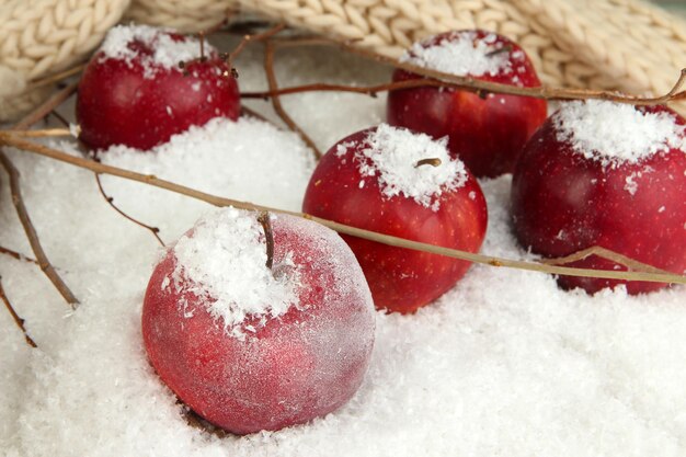 Manzanas rojas en la nieve de cerca