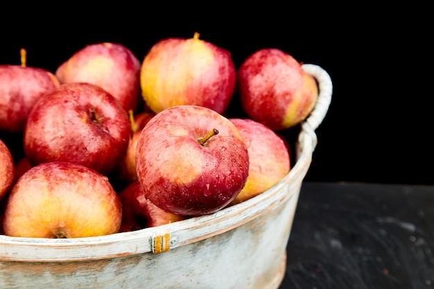 Manzanas rojas orgánicas frescas en una canasta