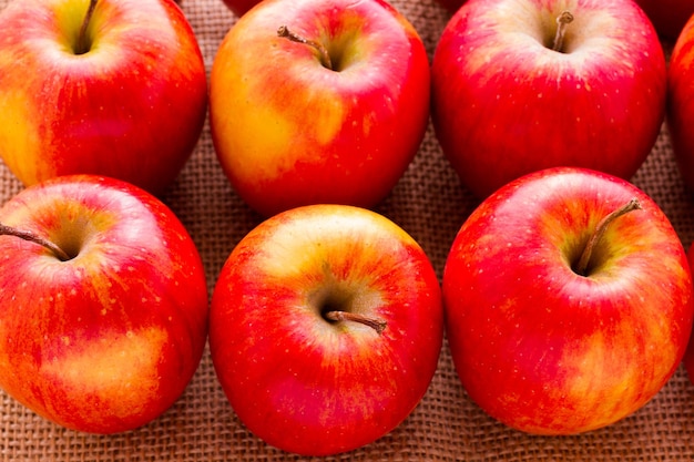 Manzanas rojas orgánicas frescas del mercado local de agricultores.