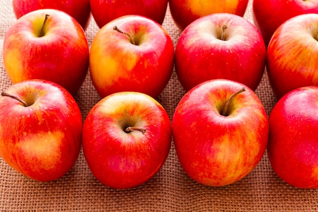 Manzanas rojas orgánicas frescas del mercado local de agricultores.