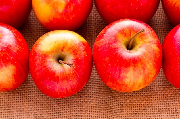 Manzanas rojas orgánicas frescas del mercado local de agricultores.