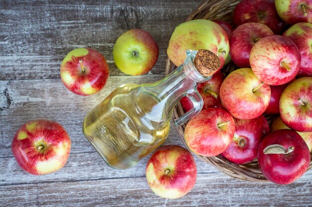 Manzanas rojas sabrosas y vinagre de manzana.