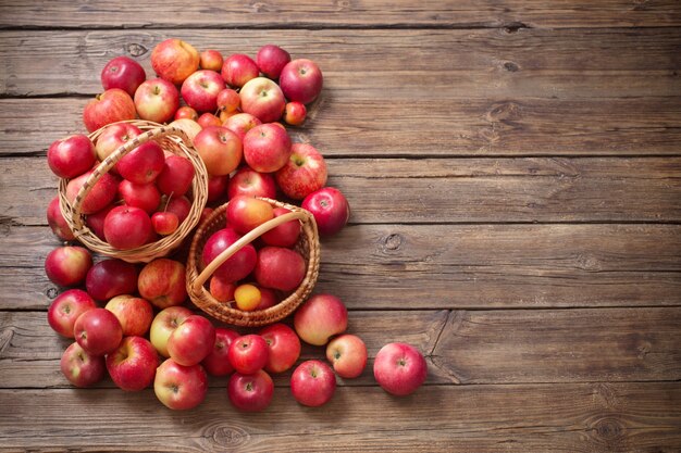 Manzanas rojas sobre fondo de madera vieja