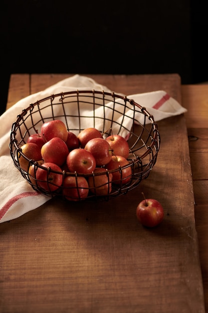 Manzanas rojas sobre un fondo de madera