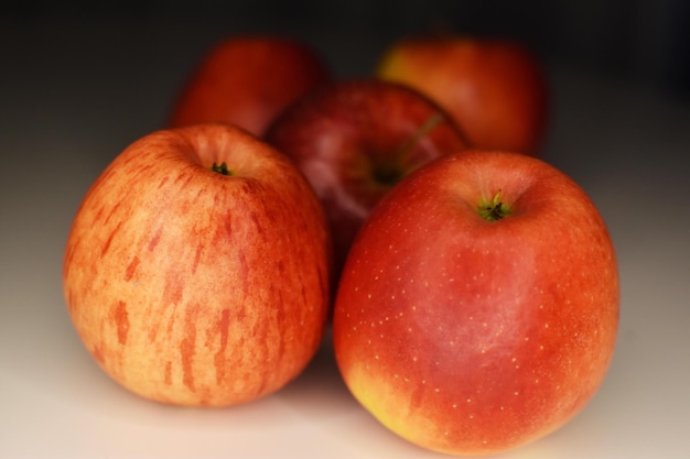 manzanas rojas sobre fondo negro