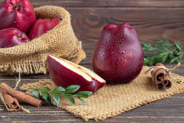 Manzanas rojas sobre un fondo oscuro de madera. Enfoque selectivo. Cosecha. Comida sana.