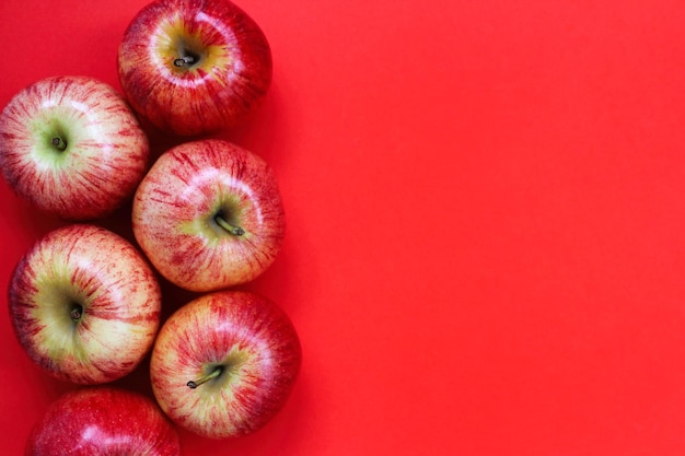 manzanas rojas sobre un fondo rojo