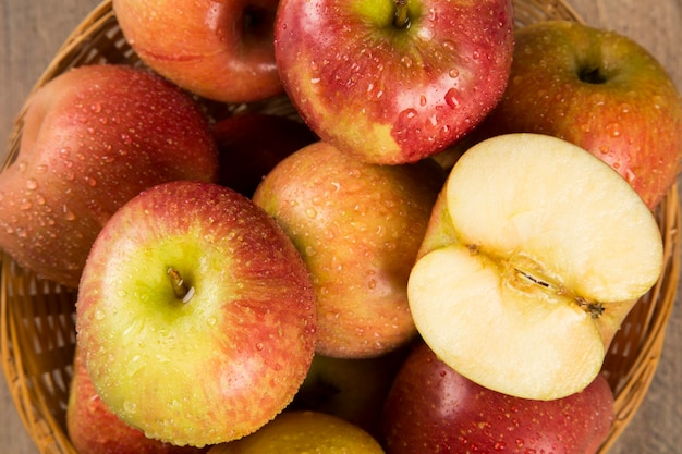 manzanas rojas sobre una superficie de madera. Frutas frescas