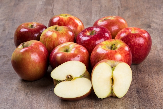 manzanas rojas sobre una superficie de madera. Frutas frescas