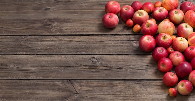 Manzanas rojas sobre superficie de madera vieja