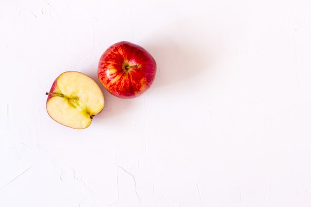 Foto manzanas rojas en la tabla blanca.