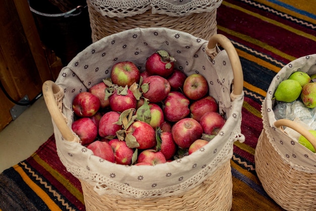 Manzanas rojas y verdes en cestas de paja