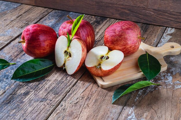 manzanas rojas en una vieja mesa de madera