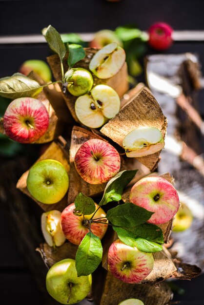 manzanas rústicas con hojas