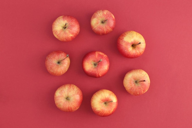 Manzanas sabrosas jóvenes jugosas rojas sobre un fondo uniforme brillante