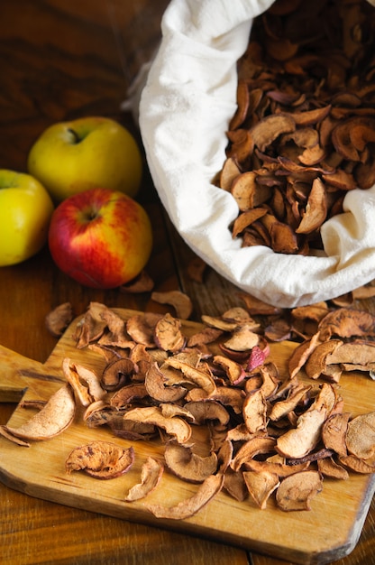 Foto manzanas secas sobre tabla de madera