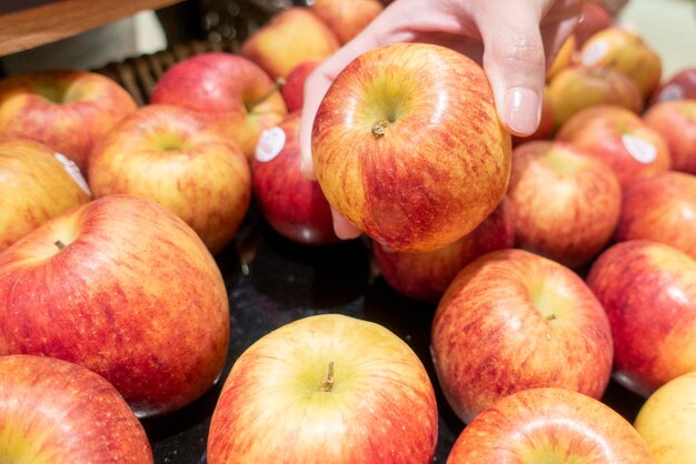 manzanas en el supermercado