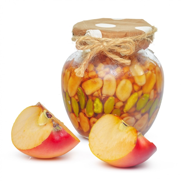 Manzanas y tarro de miel para vacaciones de año nuevo judío aislado