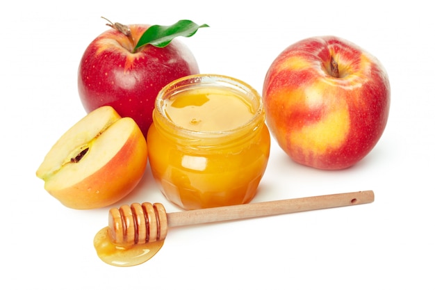 Manzanas y tarro de miel para vacaciones de año nuevo judío aislado