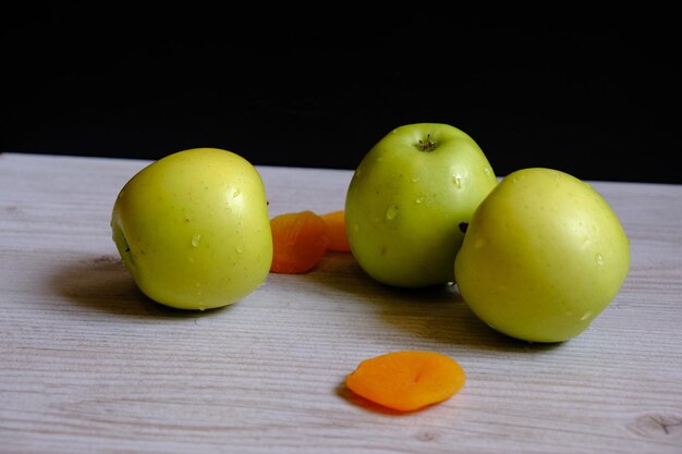 Foto manzanas verdes y albaricoques secos