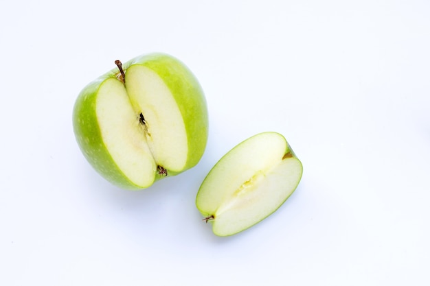 Manzanas verdes en blanco aislado. Copia espacio