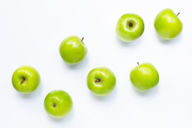 Manzanas verdes en blanco. Copia espacio