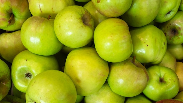 manzanas verdes de cerca, para fondo o textura