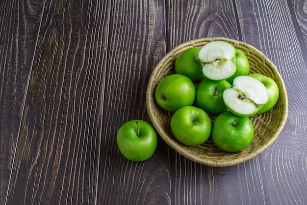 Manzanas verdes en una cesta