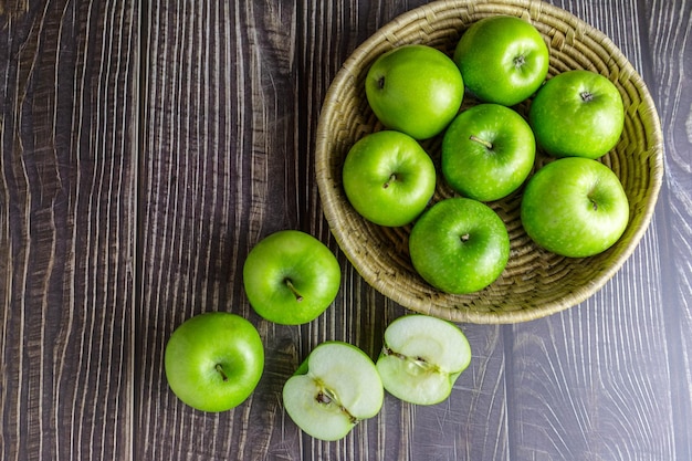 Manzanas verdes en una cesta