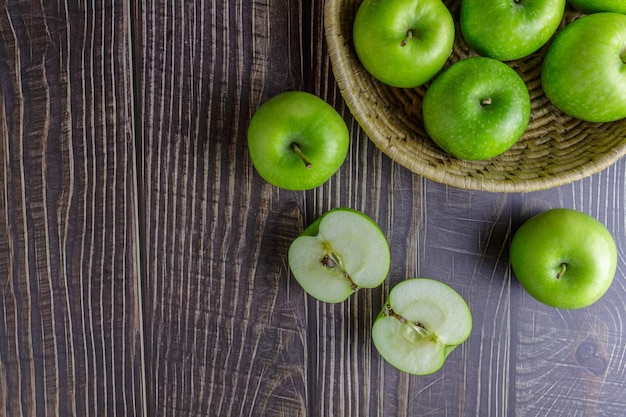 Manzanas verdes en una cesta