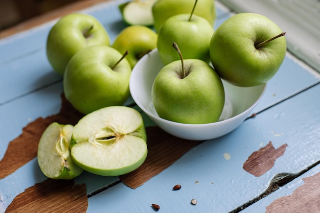 Manzanas verdes crudas frescas en el fondo de madera Alimentos saludables Frutas jugosas para todos