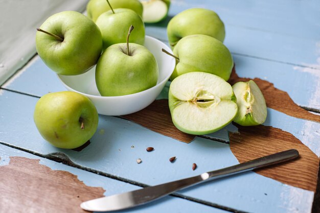 Manzanas verdes crudas frescas en el fondo de madera Alimentos saludables Frutas jugosas para todos