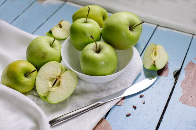 Manzanas verdes crudas frescas en el fondo de madera Alimentos saludables Frutas jugosas para todos