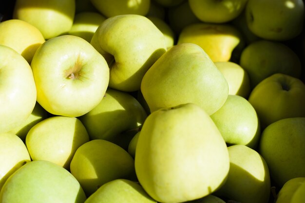 Manzanas verdes, enfoque selectivo. Mercado callejero. Venta de frutas maduras y jugosas, al aire libre en un día soleado.