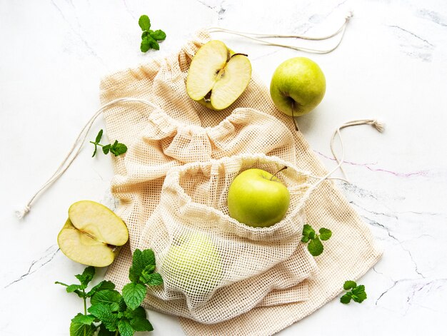 Manzanas verdes frescas en bolsas de malla