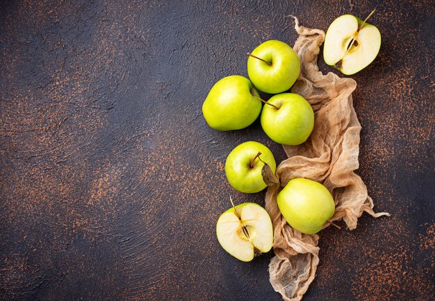 Manzanas verdes frescas en el fondo oxidado