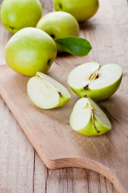 Manzanas verdes frescas en rodajas